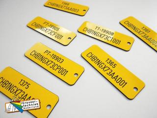 Kunststof labels in dit geval 100x35mm